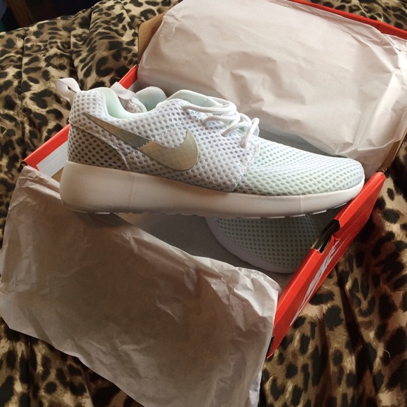 White Nike Roche