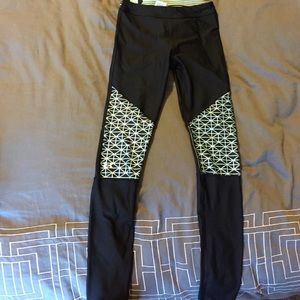 Under armour tight fit black leggings