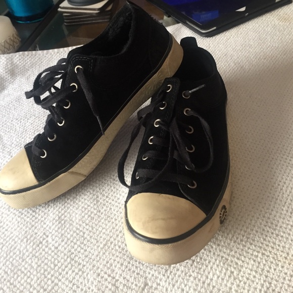 UGG AUSTRALIA