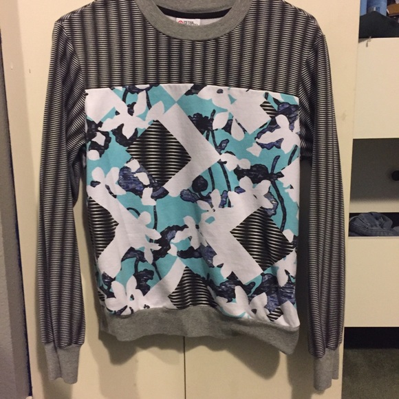 Geometric patterned crew neck