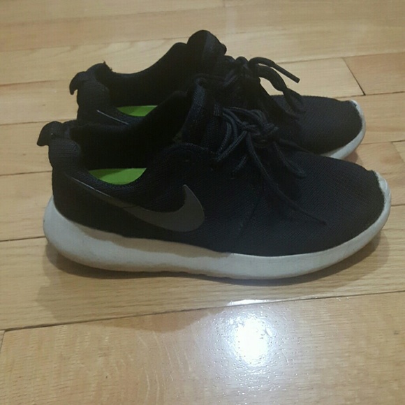 Nike Shoes - Nike Roshe Run 5.5 in women