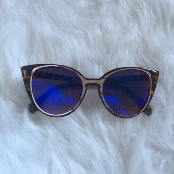 Accessories - 🎉HP🎉 NWOT Cat Eye Sunglasses