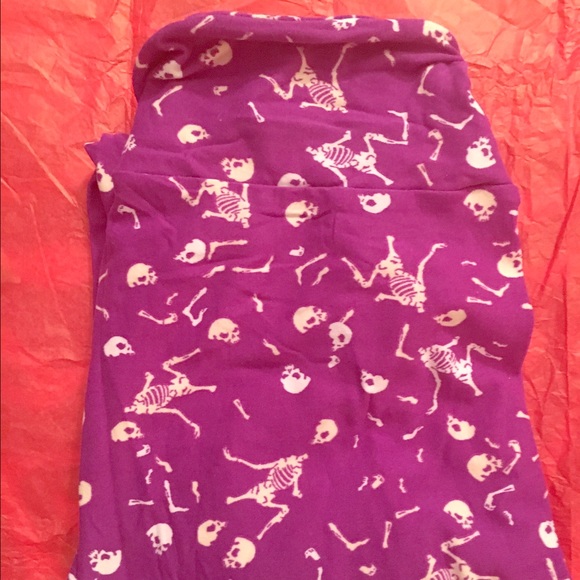 HALLOWEEN SKELETON LEGGINGS BY LULAROE!!