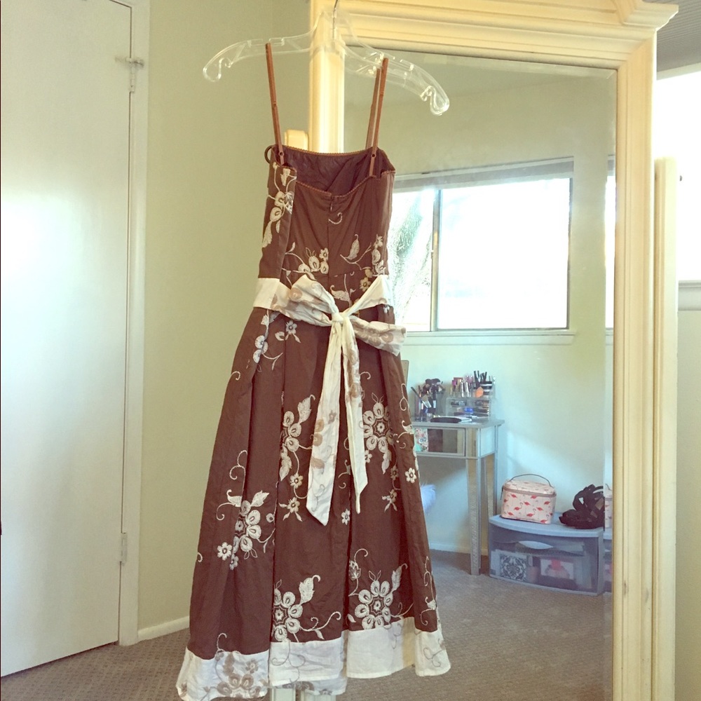 Honey Punch embroidered dress with sash - Picture 3 of 5