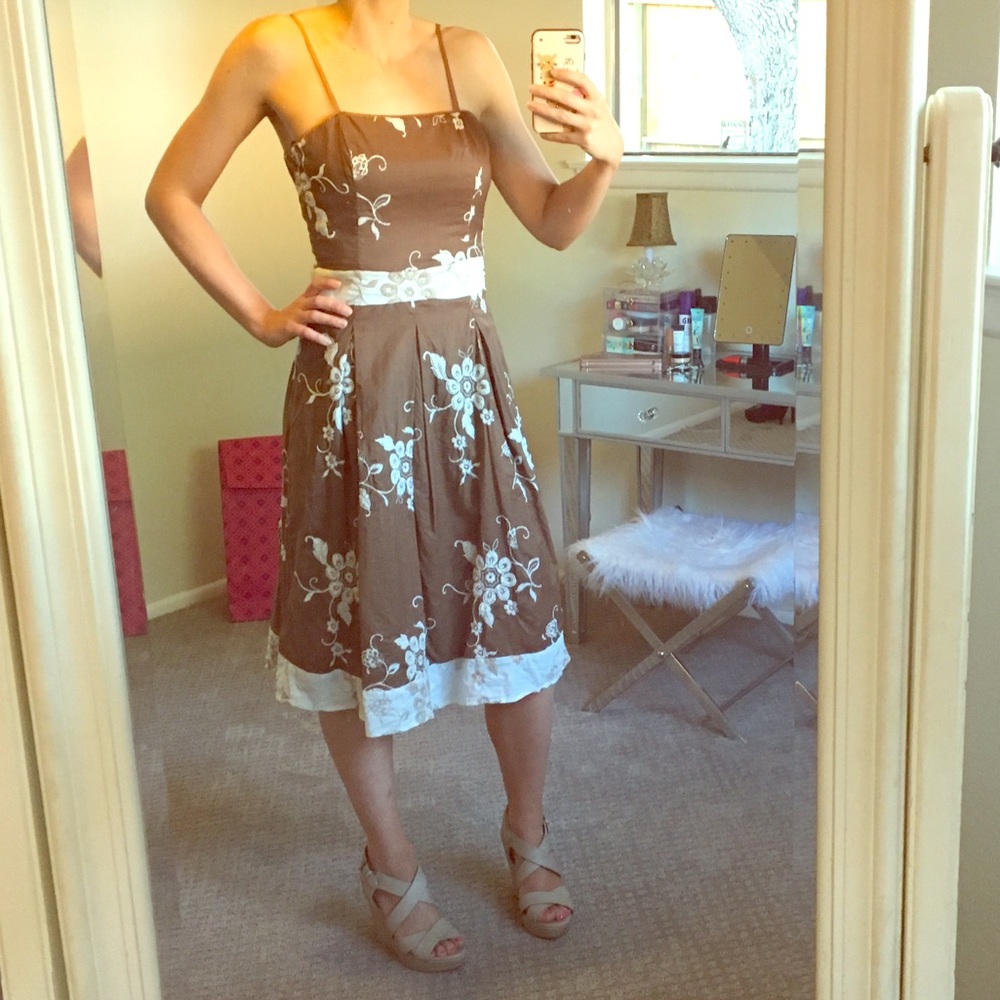 Honey Punch embroidered dress with sash - Picture 5 of 5