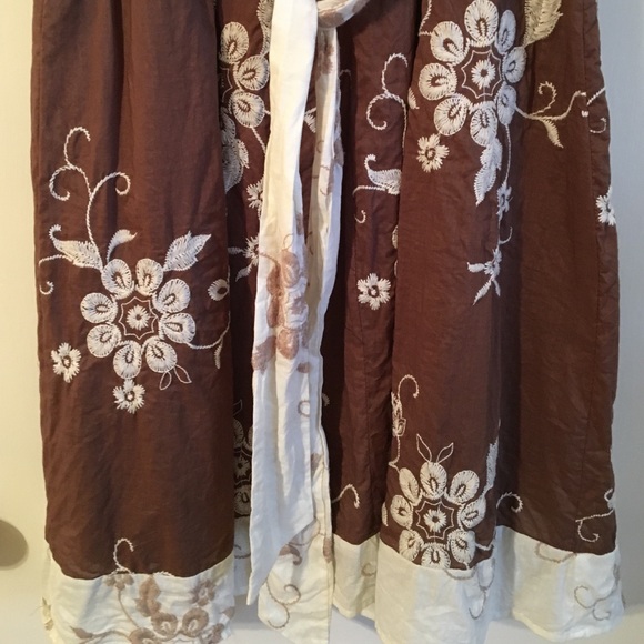 Honey Punch embroidered dress with sash - Picture 4 of 5