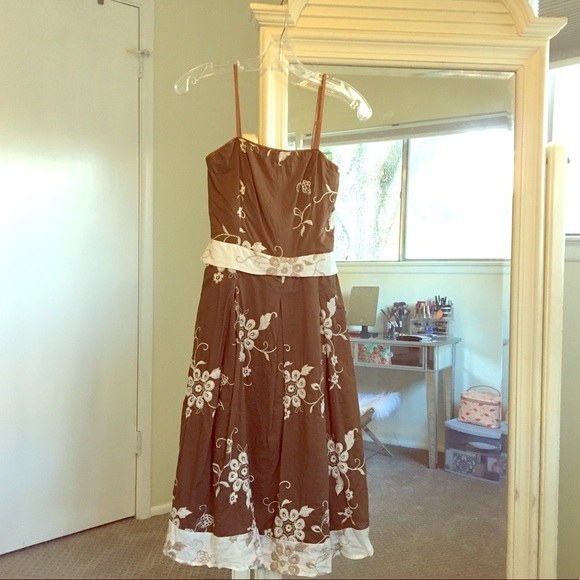 Honey Punch embroidered dress with sash - Picture 2 of 5