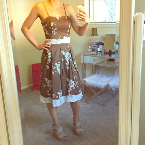 Honey Punch embroidered dress with sash - Picture 5 of 5