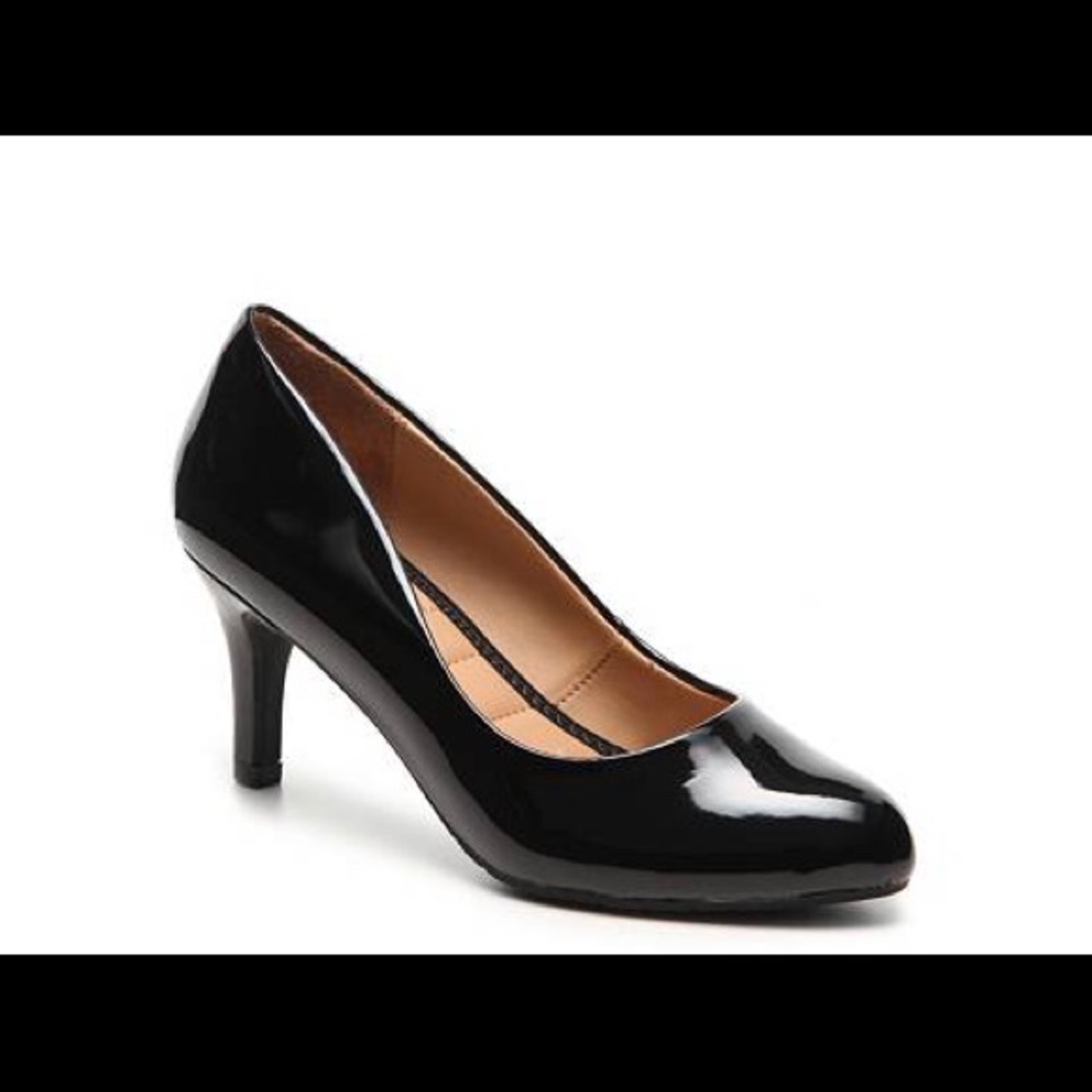 Black patent leather Me Too heels (7M)