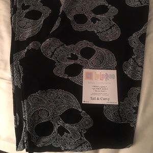 TC. Worn once. Black background. Read description