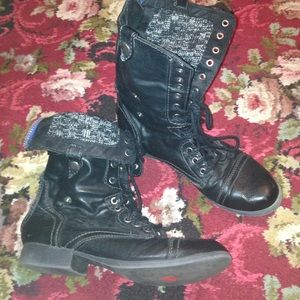 Gently worn boots with cable knit lining.