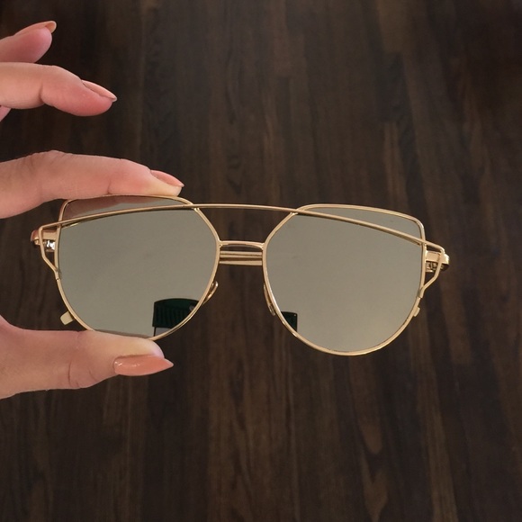 Accessories - NEW Mirrored Gold Frame Oversized Sunglasses 🎈