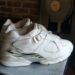 Silver metallic 8s low top