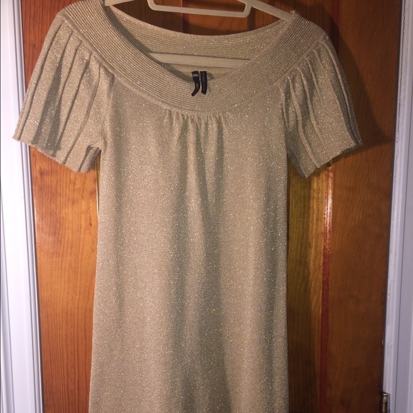 Gold knit dress. Short sleeves. Fit to body small