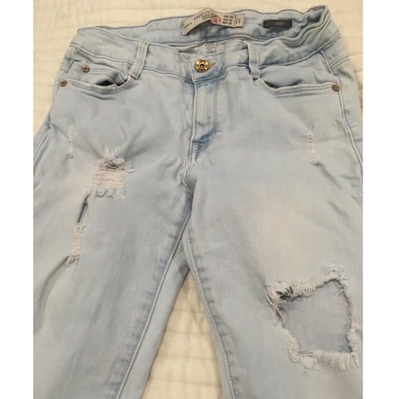 ZARA LIGHT WASH DISTRESSED SKINNIES