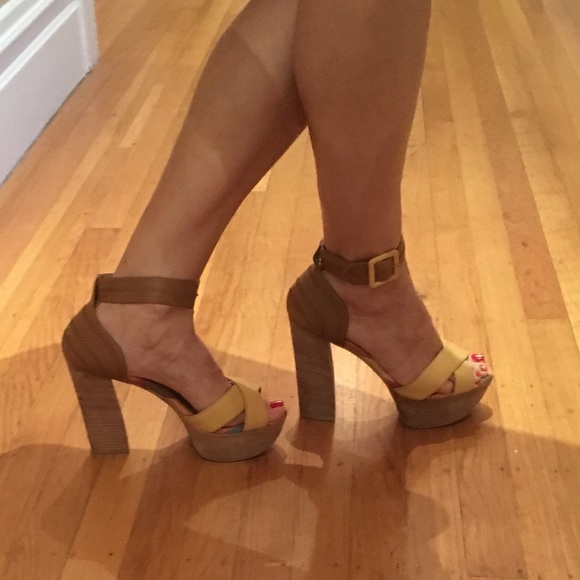 Super hot LEATHER sky high platform sandals 👡