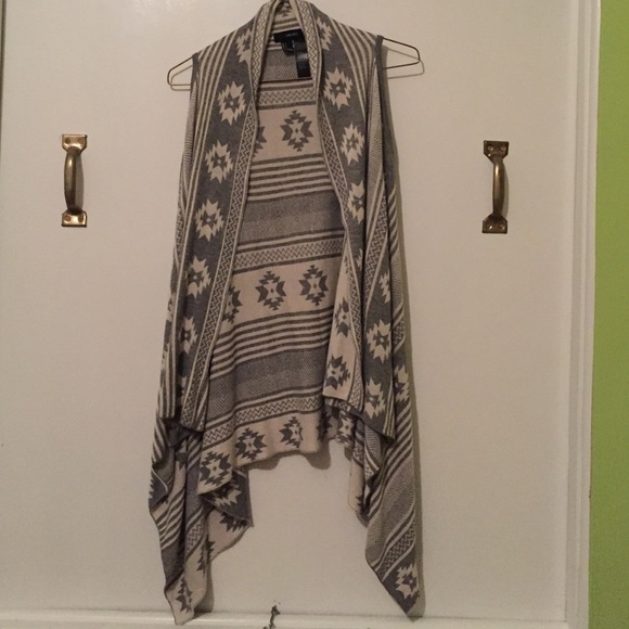 Sleeveless Gray and white cardigan