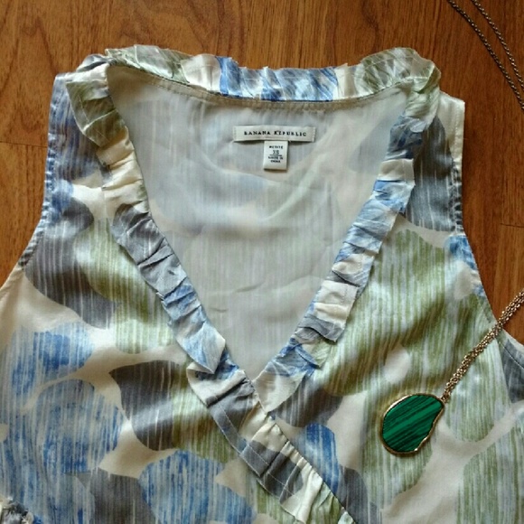 NWOT Banana Republic Petite Floral Ruffle Blouse - Picture 2 of 4