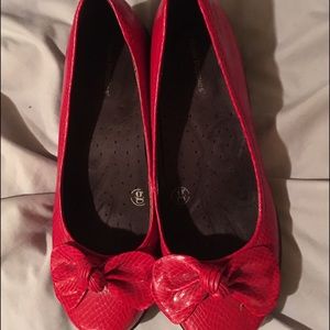 Hushpuppies RED flats with BOW!