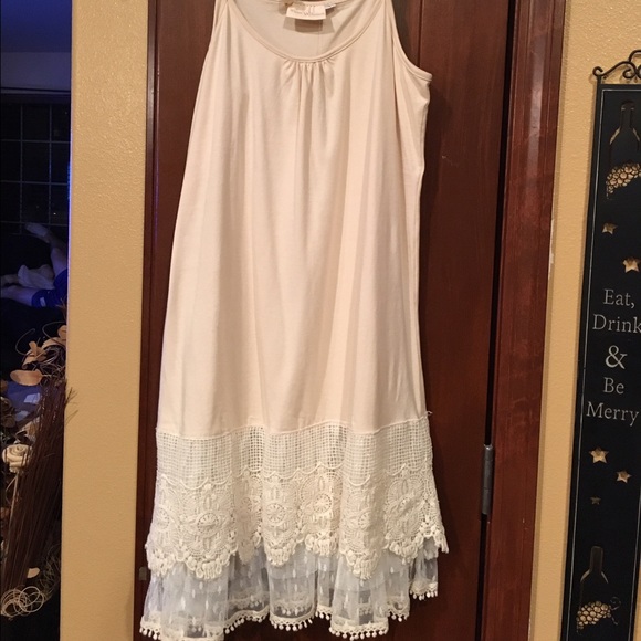 Cute layering Camille ⭐️New with tags⭐️