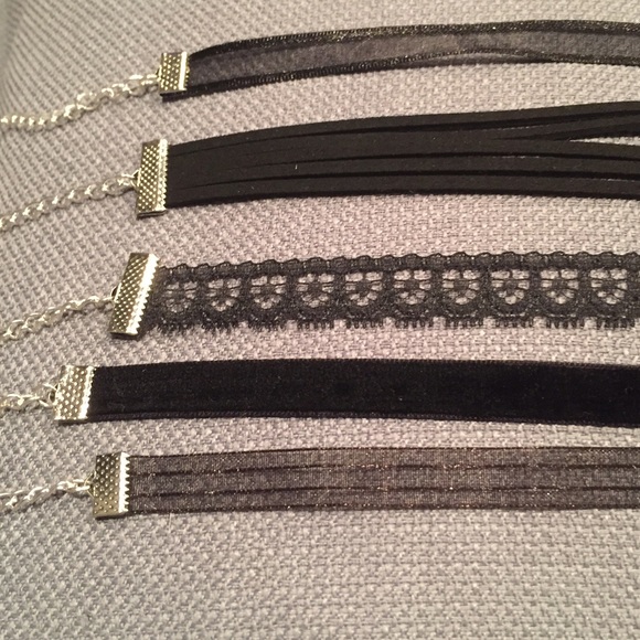Bundle of chokers black