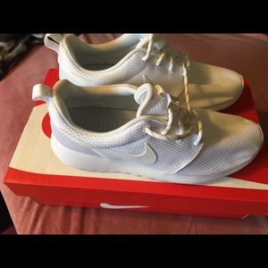 Nike Roshes(All White)