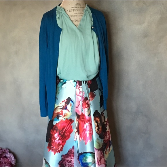 SOLD OUT. Stunning floral skirt - Picture 2 of 4