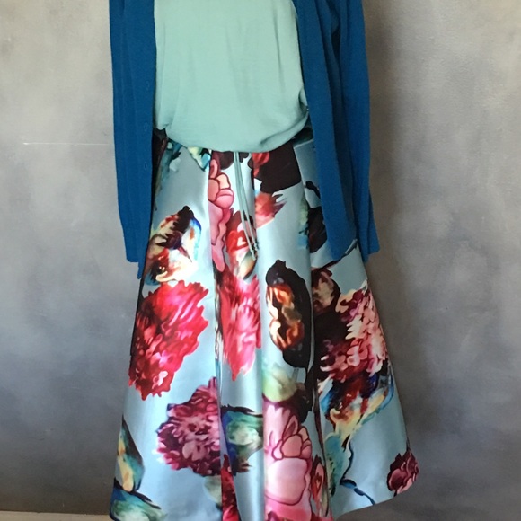 SOLD OUT. Stunning floral skirt - Picture 3 of 4