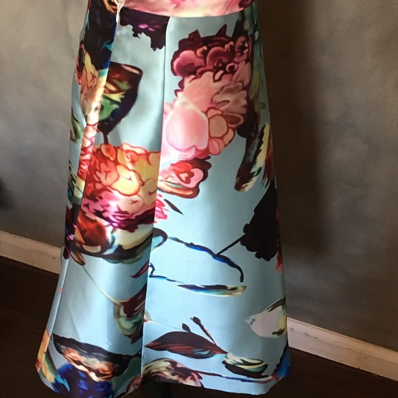 SOLD OUT. Stunning floral skirt - Picture 4 of 4