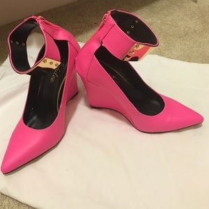 Hot pink size 7  wedges. Very comfortable.