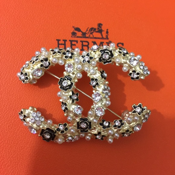 New beauty brooch