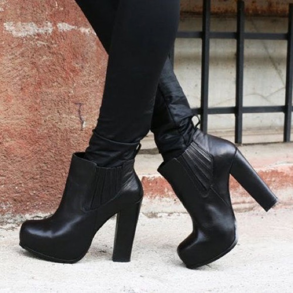 Steve Madden Black Saffronn Booties, size 5.5!