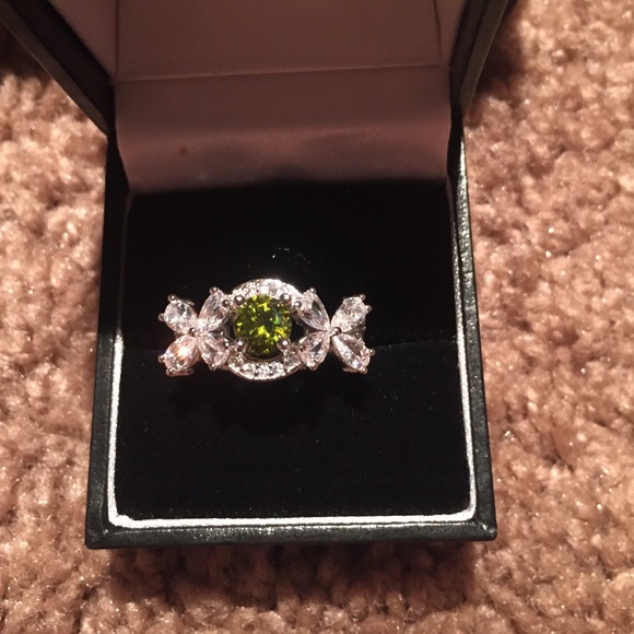 Extravagant Green Diamond Ring