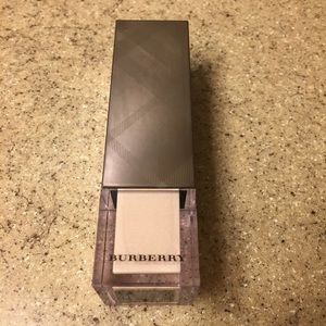 Burberry Fresh Glow-Luminous Fluid Base