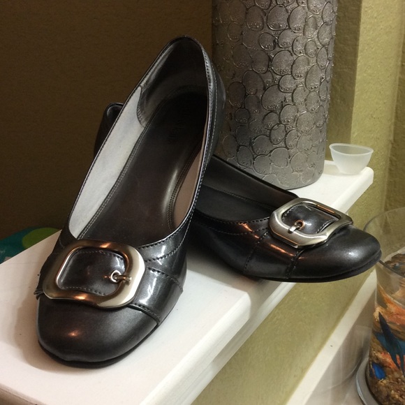 Size 9.5 dark gray, 1 inch flats.