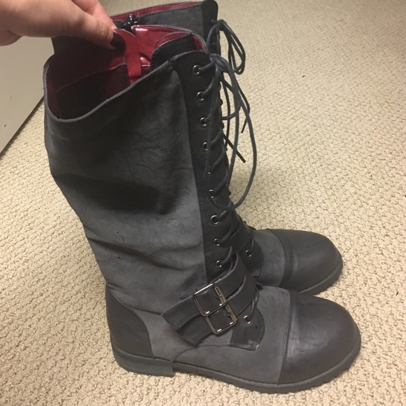 Boots Flat - Picture 3 of 4