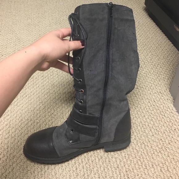 Boots Flat - Picture 4 of 4