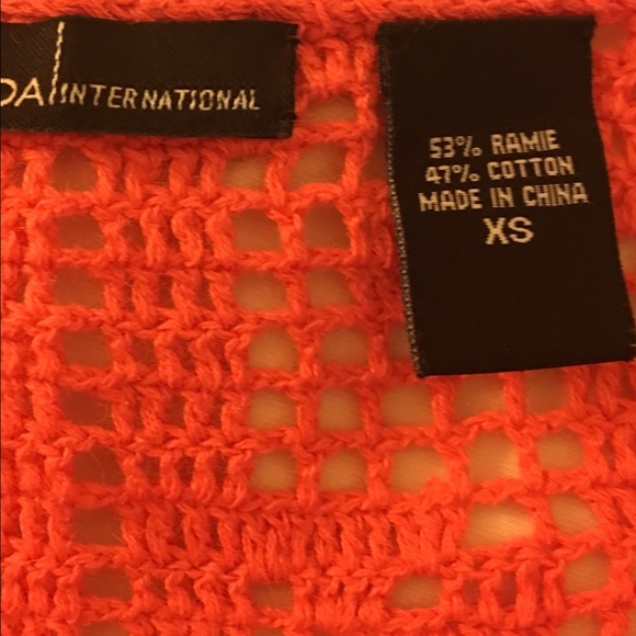 NWOT - VS MODA Int Crocheted Coral Crop Top - Picture 4 of 5