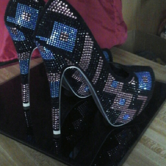 Heels - Picture 2 of 4