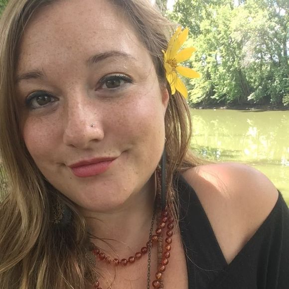 Meet your Posher, Stacie - Picture 4 of 4