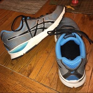 LIKE NEW Men's asics running shoes