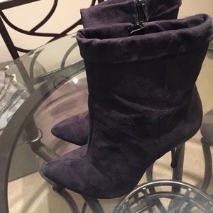 Pointed toe Suede short boots