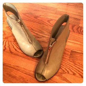 Gray peep toe
