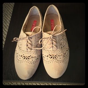 Adorable tan oxford flats!