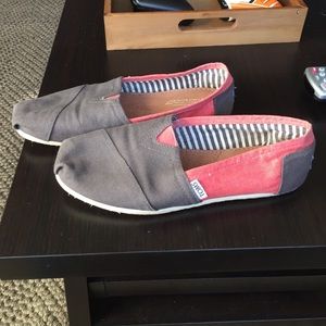 Grey and coral colorblock Toms