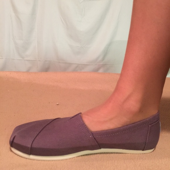 New TOMS Ash Colored Flats - Picture 2 of 4