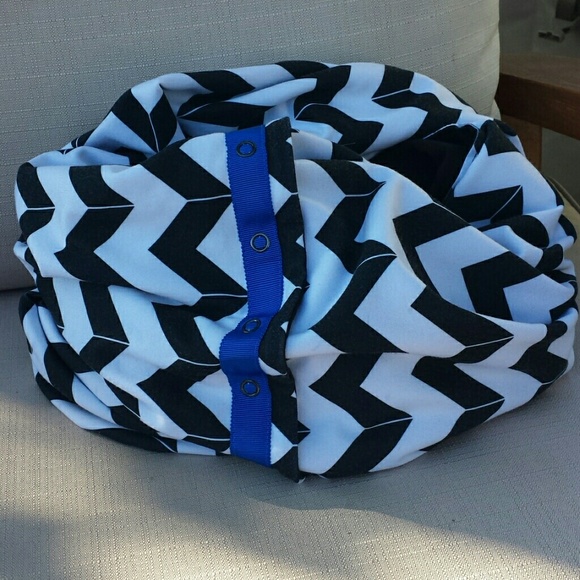 Lululemon vinyasa chevron black white blue scarf