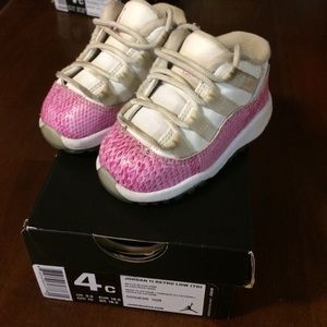 Retro 11 low pink snake skin