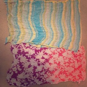 Bundle of 2 loft scarfs