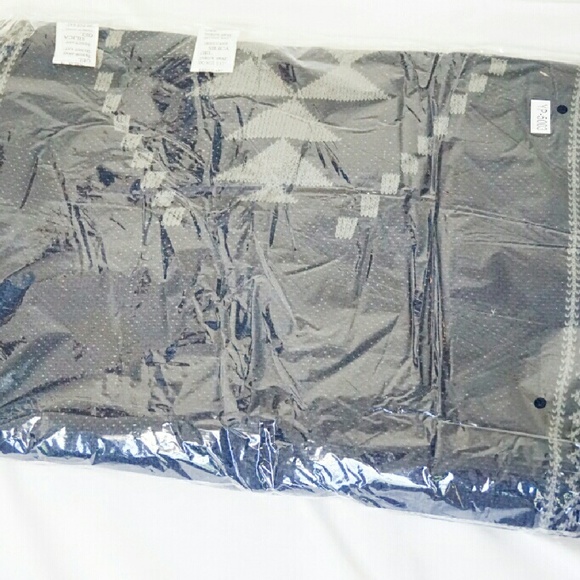 5-Star Reviewed Aztec Print Knitted Poncho - Picture 3 of 8